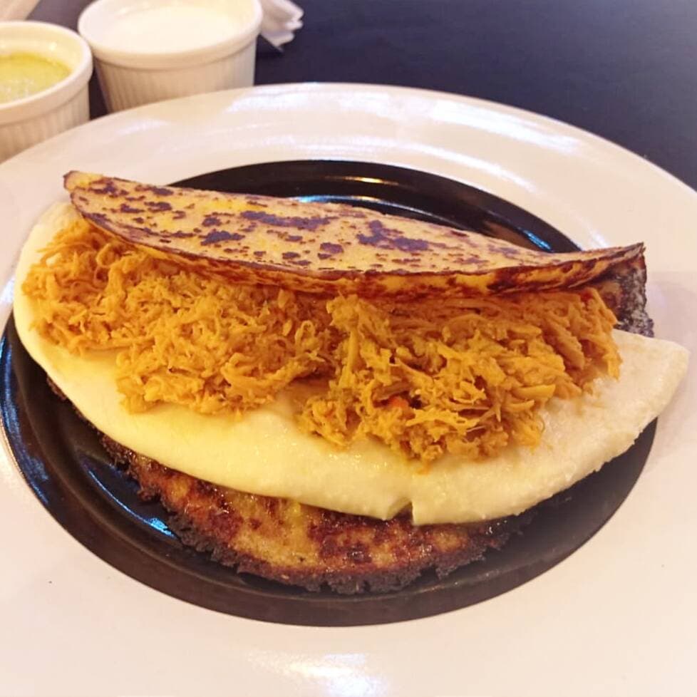 Cachapa de pollo y queso de mano