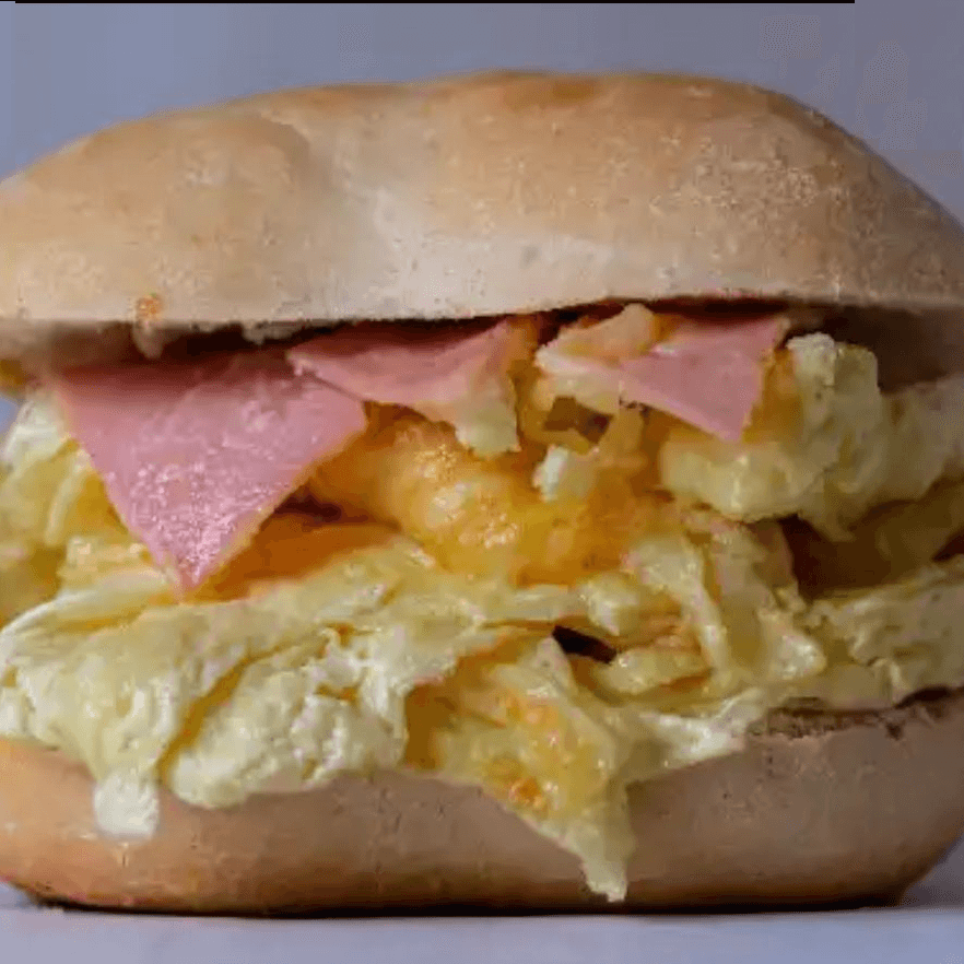 Pan con Omelette de Huevo y Jamón