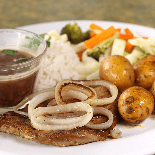 Casadito con Bistec encebollado de Res.