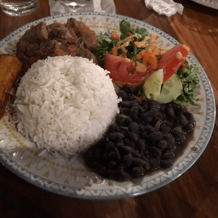 casado de carne en salsa  + bebida gratis