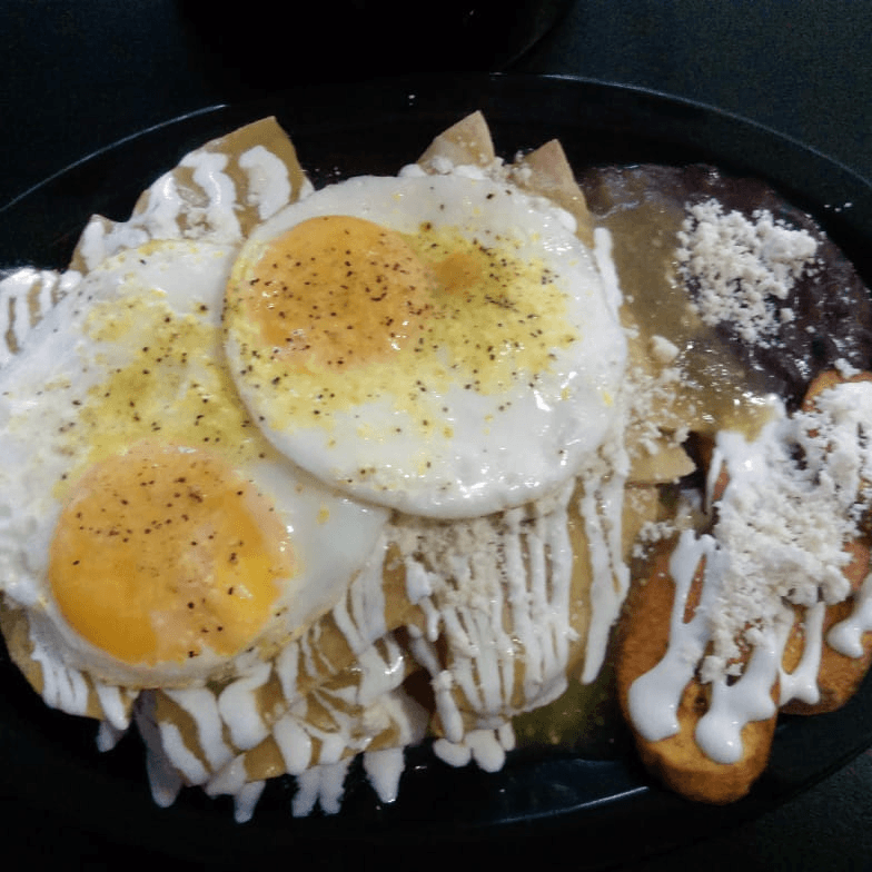 Chilaquiles Verdes con Huevos Estrellados