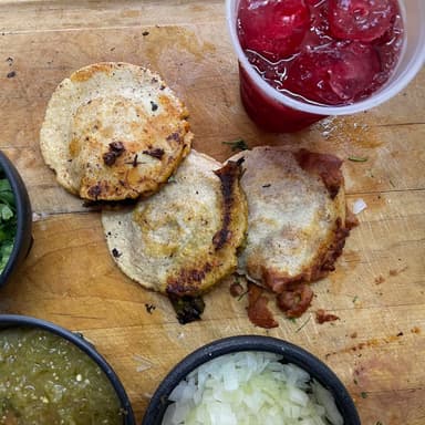 3 Gorditas y 1 Soda de Lata