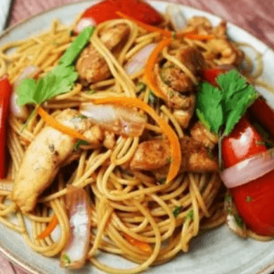 Pasta Salteada con Pollo