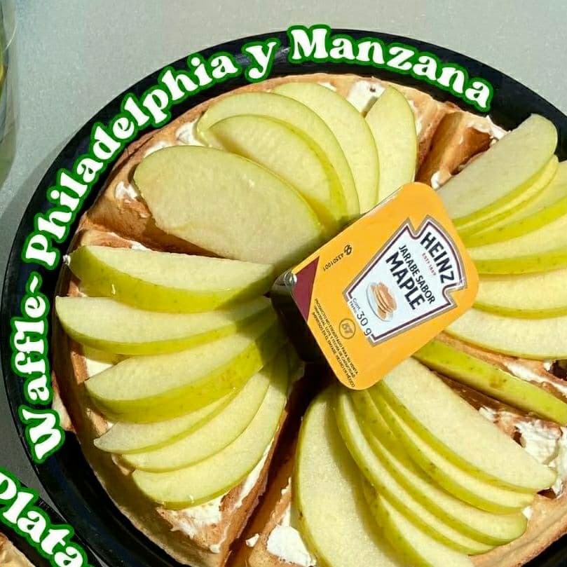 WAFFLE MANZANA Y  QUESO CREMA