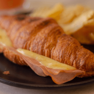Croissant de jamon con queso