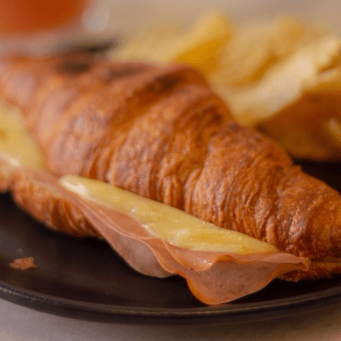 Croissant de jamon con queso