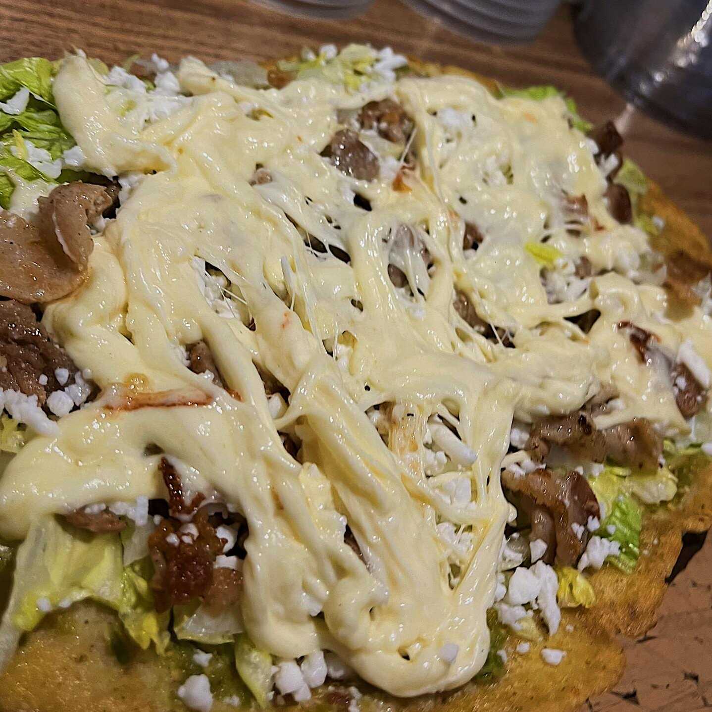 Huarache con carne y queso