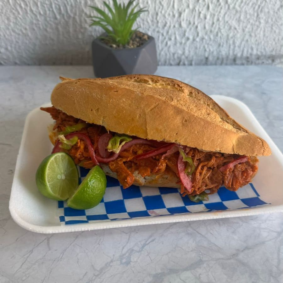Torta de Cochinita y Jugo de Naranja