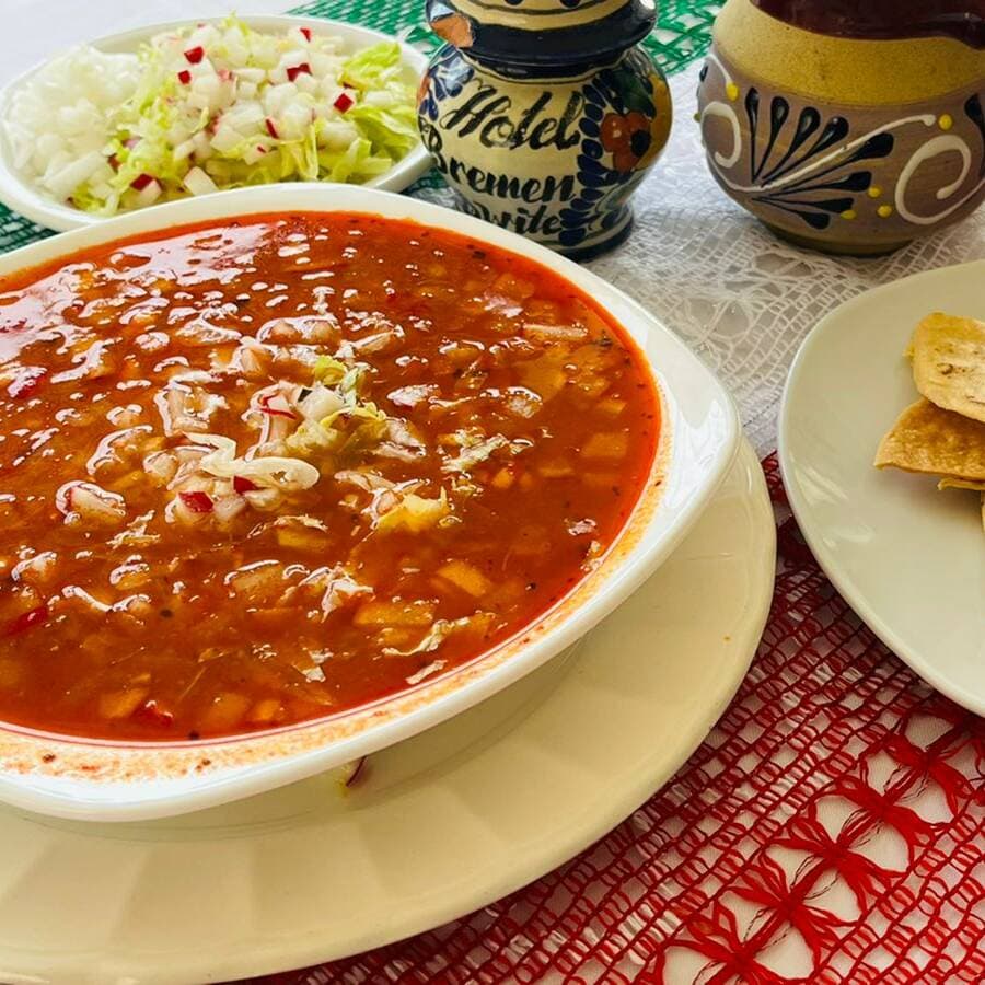 Pozole Rojo con Pollo y Maciza