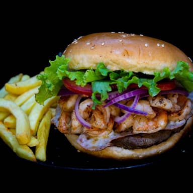 Hamburguesa Mar y Tierra y Papas