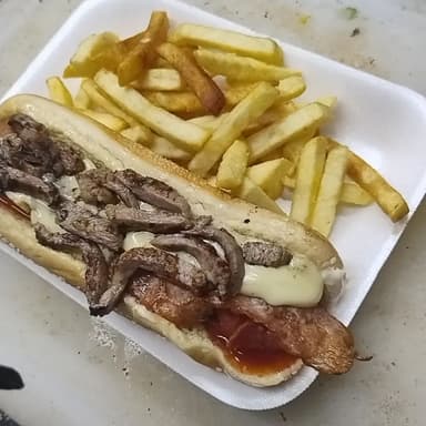 1 Hotdog Tocino, Queso Arrachera + Papas Indi.