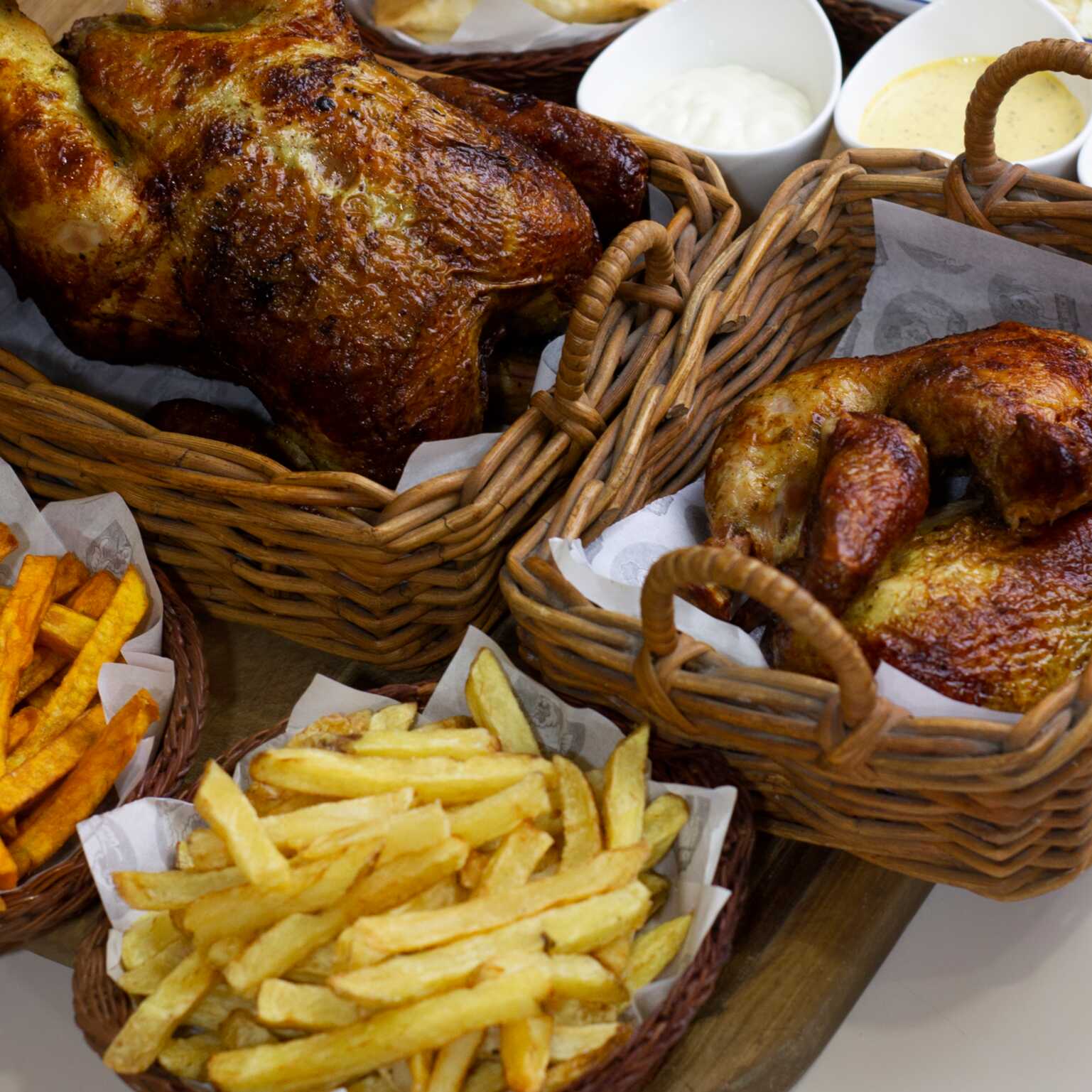 1 + 1/4 de Pollo a la Brasa con Papas Fritas