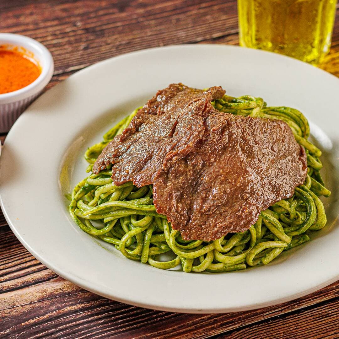 Tallarines Verdes con Bistek a la Plancha