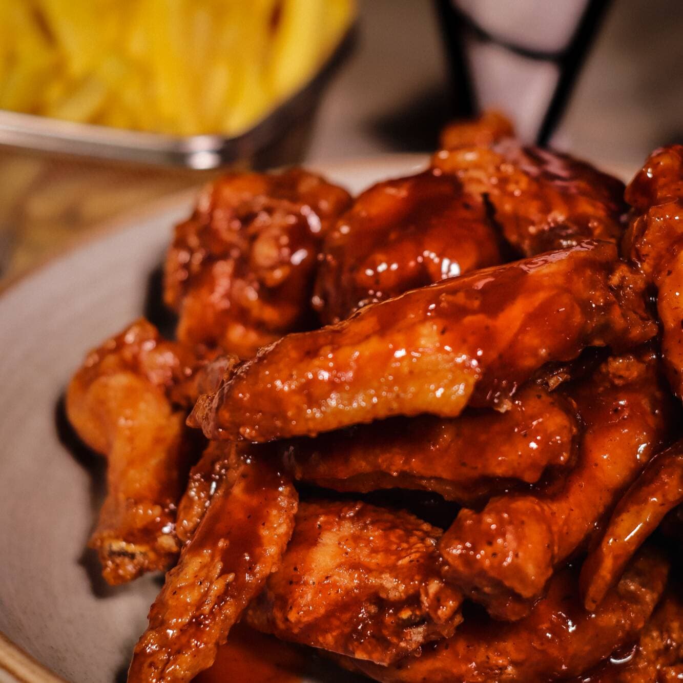 Alitas a Elección y Papas a la Francesa