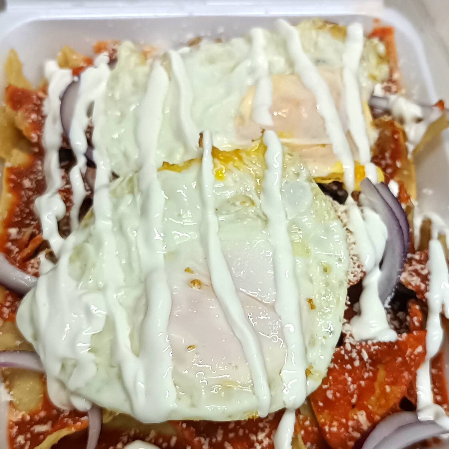 Orden de Chilaquiles con Salsa Roja y Huevo Frito