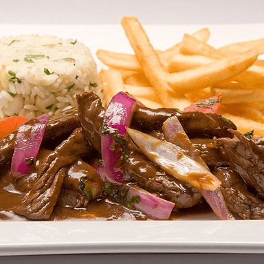 Saltado de Pollo o Carne con Arroz y Papas