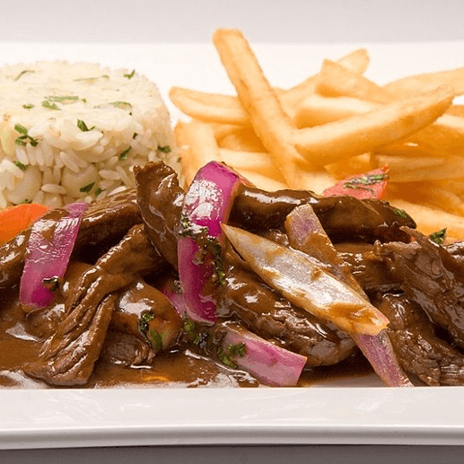 Saltado de Pollo o Carne con Arroz y Papas