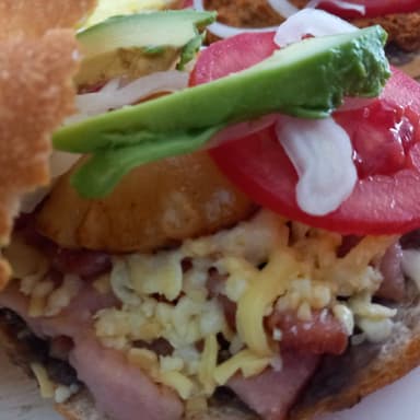 Chuleta Ahumada con Piña y Queso Oaxaca y Gouda