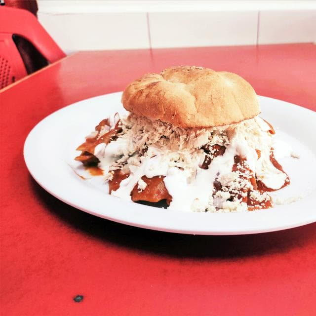 Torta de chilaquiles con pollo