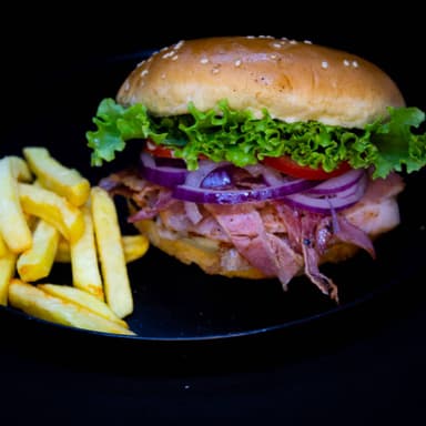 Hamburguesa con Tocino + PAPAS