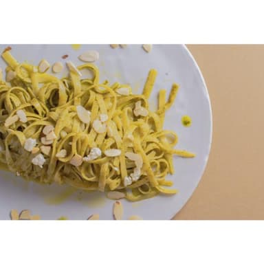 PASTA PESTO AL CILANTRO CON ALMENDRAS.