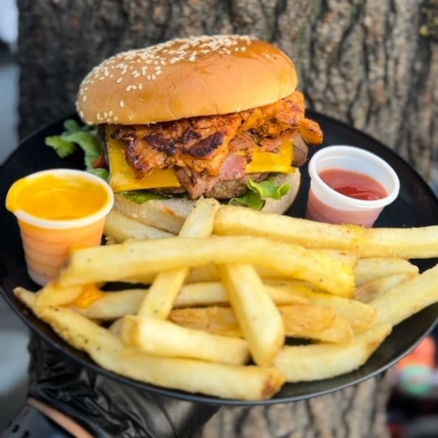 Rocket Burger de Res con Carne al Pastor oChorizo.