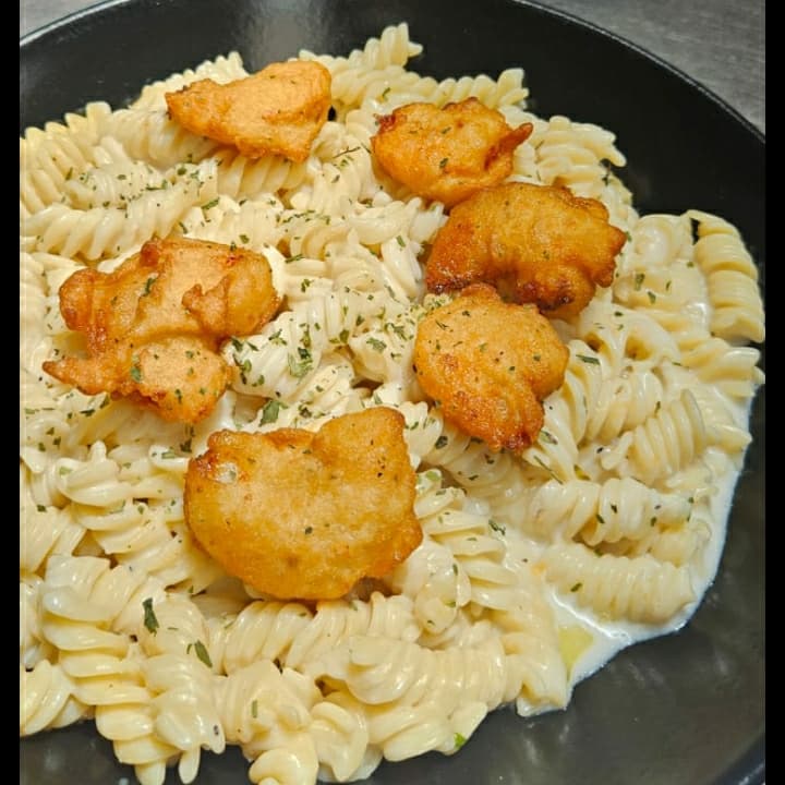 Pasta Alfredo con Pollo Crispy Copiar
