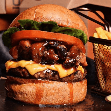 Burger con costilla de cerdo ahumada con BBQ