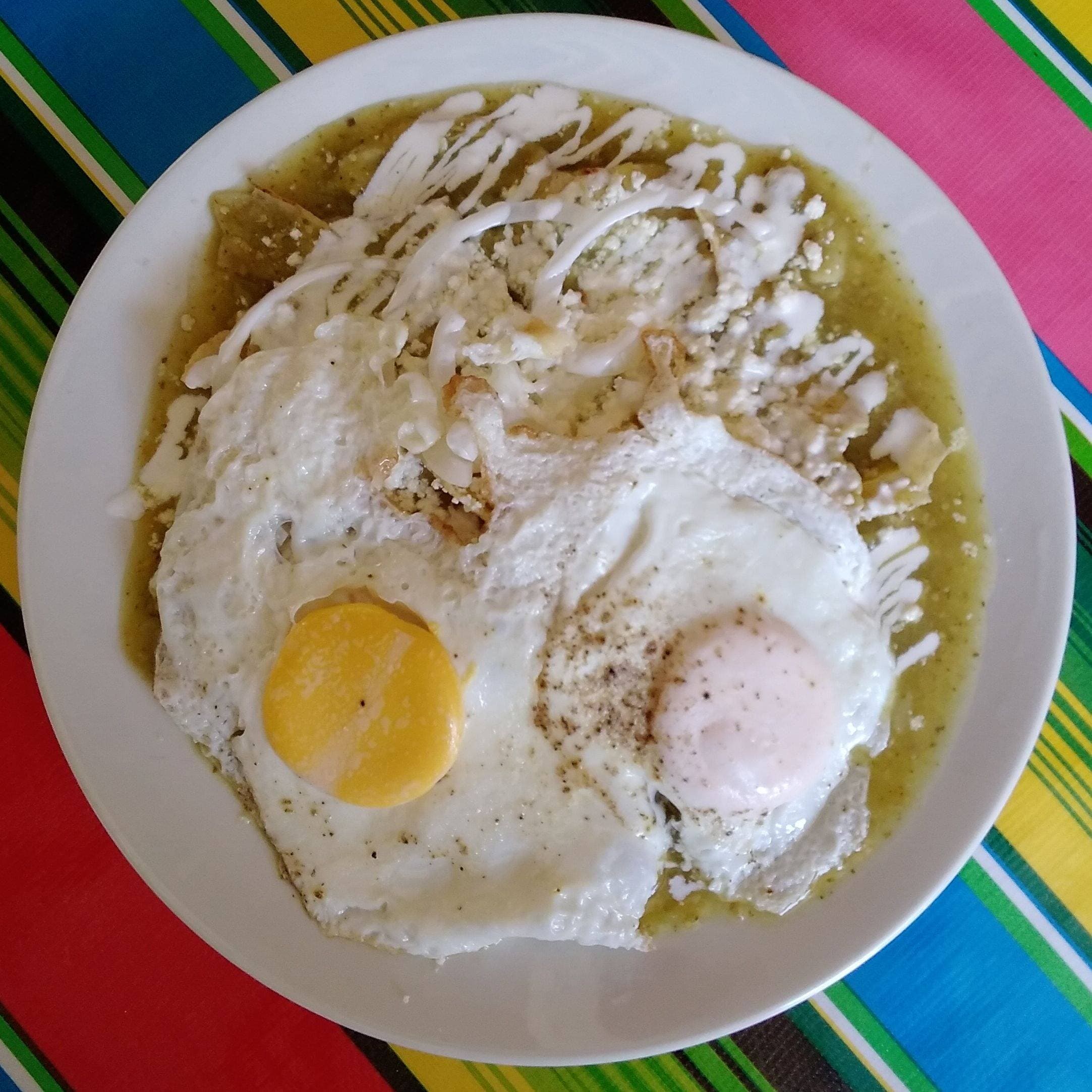 Chilaquiles Verdes con Huevos Estrellados