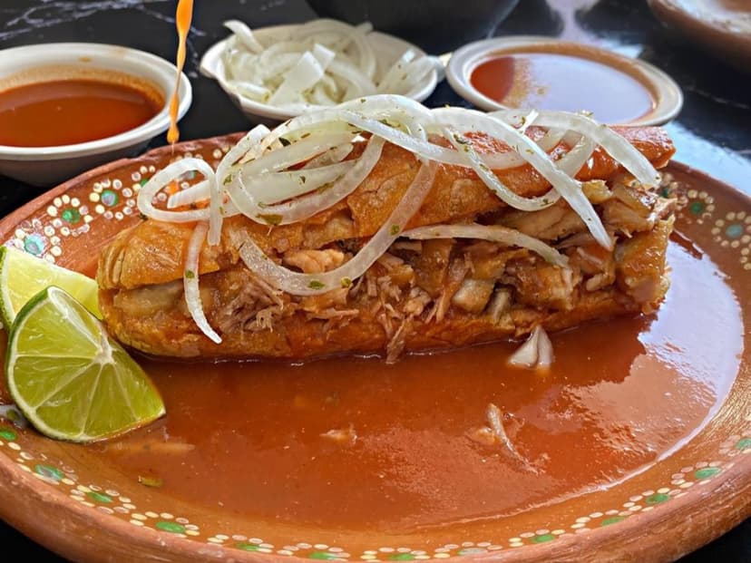 tortas ahogadas y carnitas los cazitos