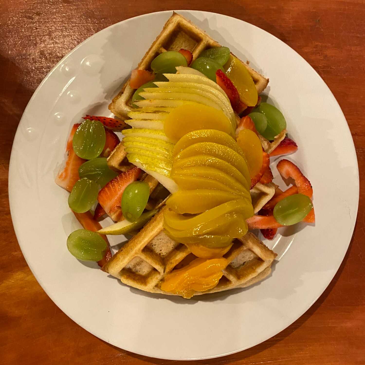 Waffles con durazno, pera, uva y fresa