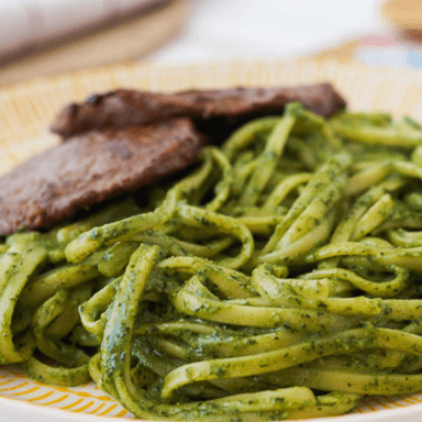 TALLARIN VERDE CON BISTEC A LO POBRE