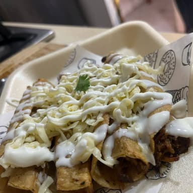 Tacos dorados de Birria