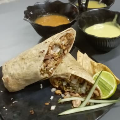 Burrito o Papa Rellena + Agua Ch