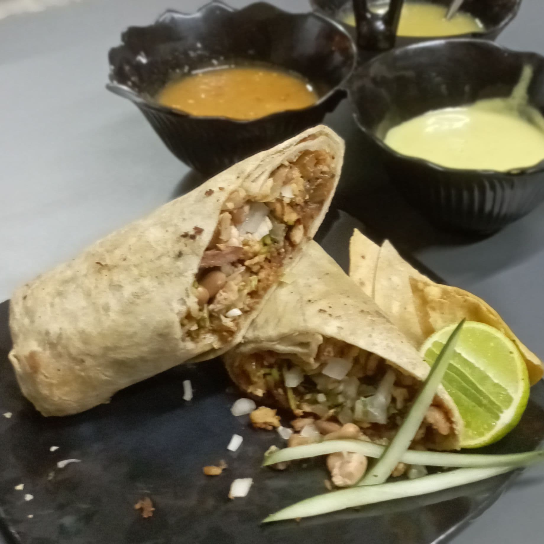 Burrito o Papa Rellena + Agua Ch