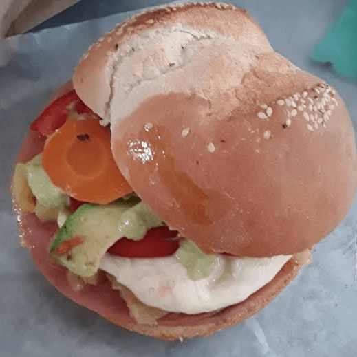 torta de pan amarillo de carne enchilada
