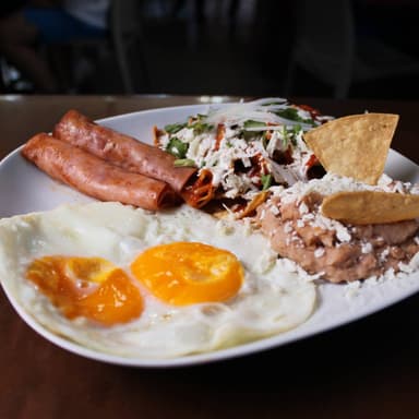 Huevos Estrellados Con Chilaquiles