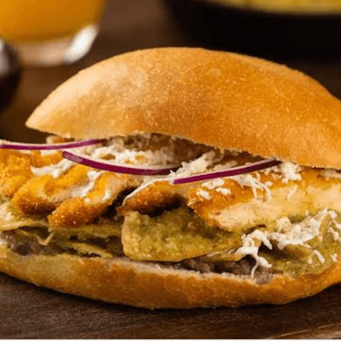 Torta de Chilaquiles y Pechuga Empanizada