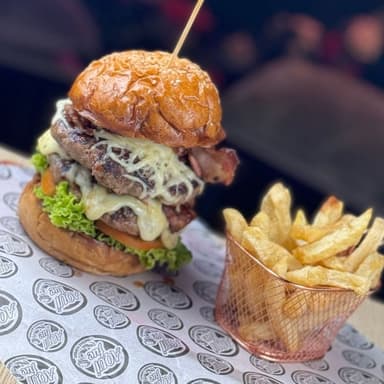 Burger Aquí Fue + Papas