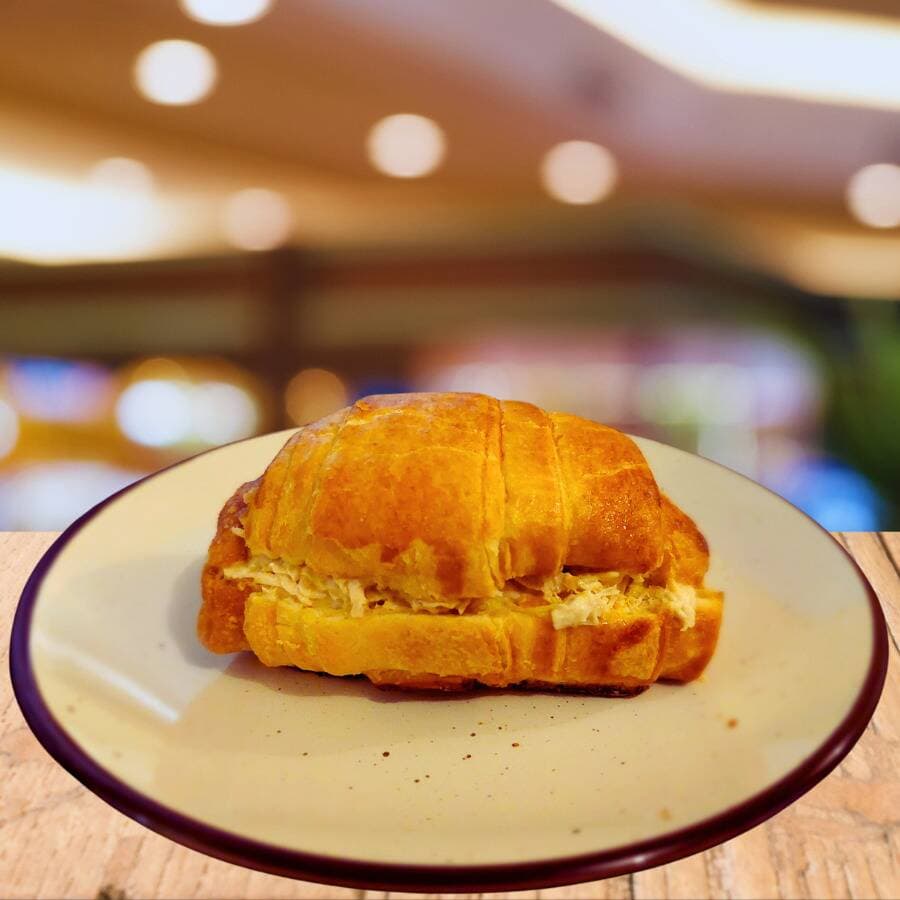 Croissant con Pollo y Durazno