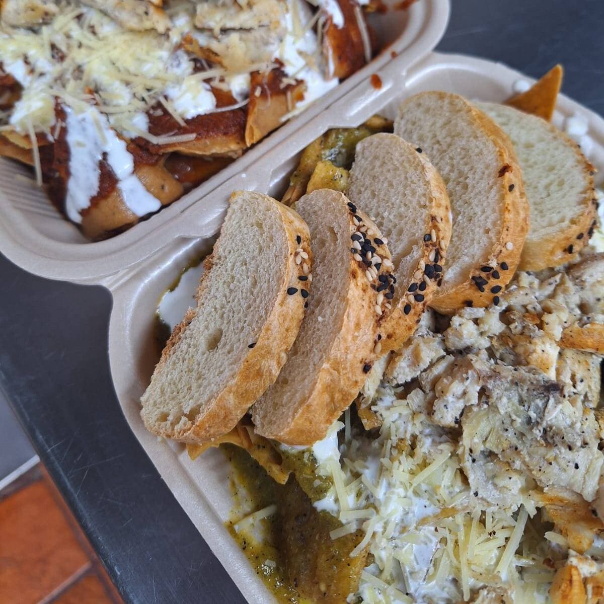 Orden de chilaquiles  verdes con carne asada