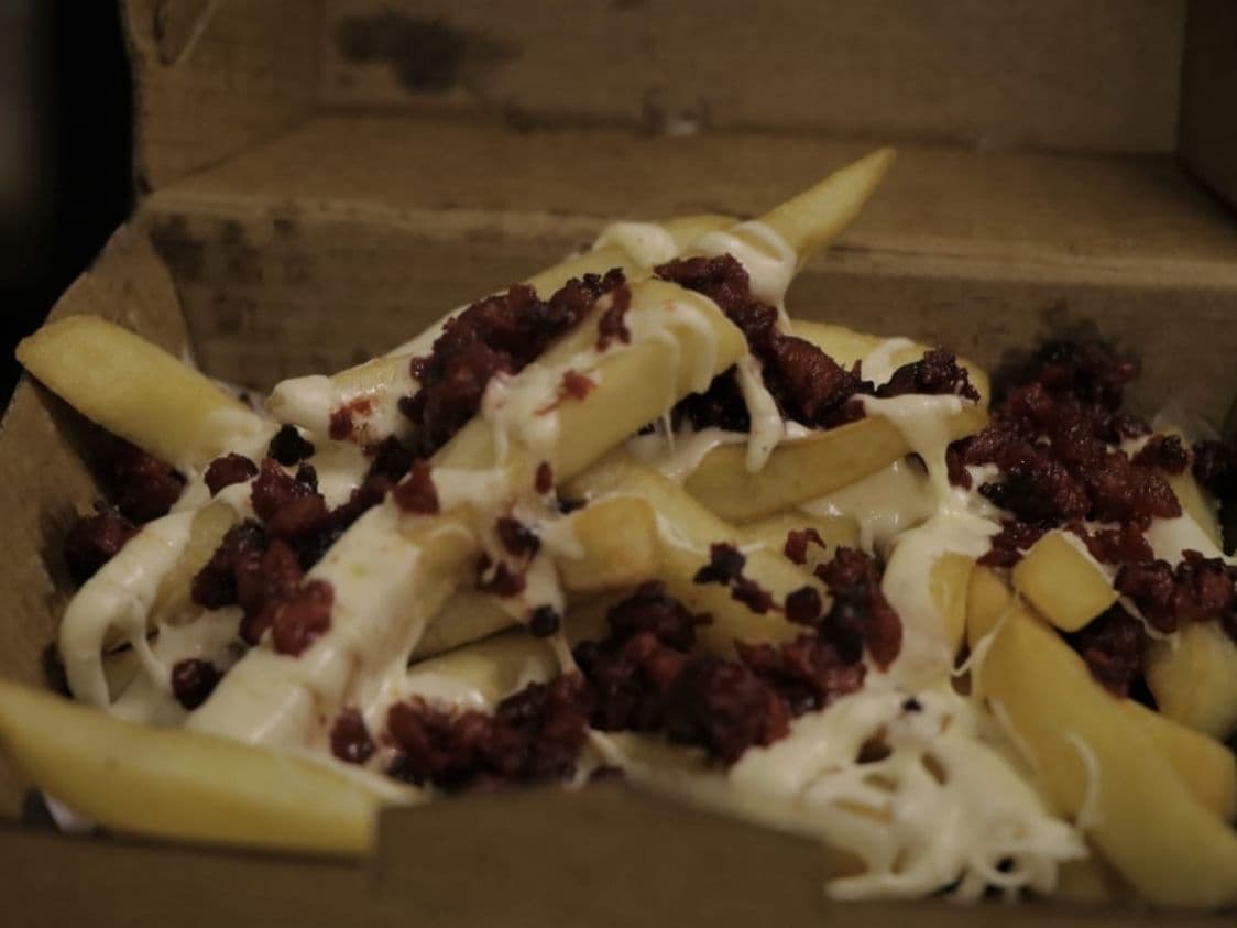 Papas a la Francesa con Chistorra y Queso Gouda