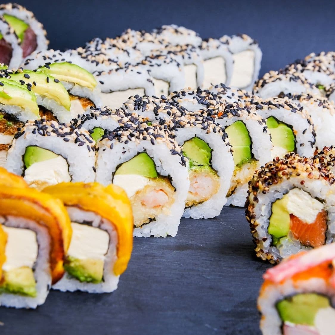 ARMA TU SUSHI ROLL + ENTRADA + BEBIDA GRATIS