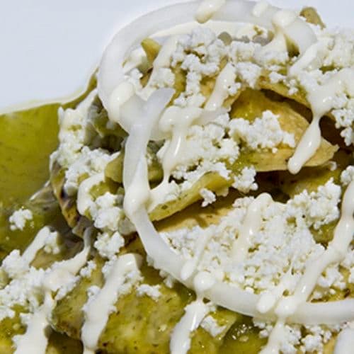 chilaquiles verdes con pollo y huevo estrellado