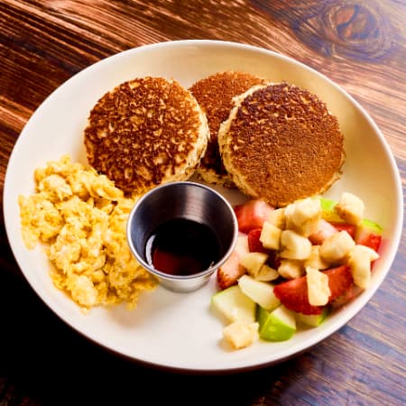 Mini Pancakes con Huevo y Frutas