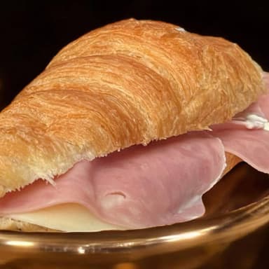 CROISSANT DE PAVO Y QUESO