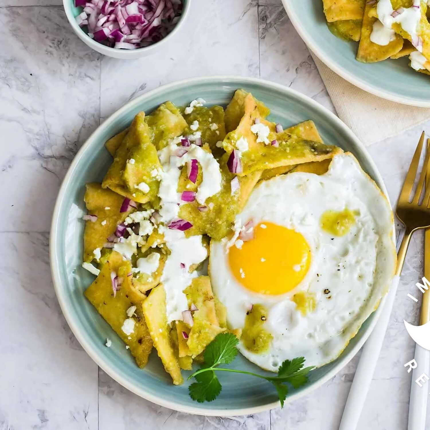 Chilaquiles verdes con huevos y tocino