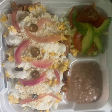 Chilaquiles con Huevo Revuelto