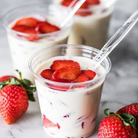 FRESAS CON YOGURTH GRIEGO.
