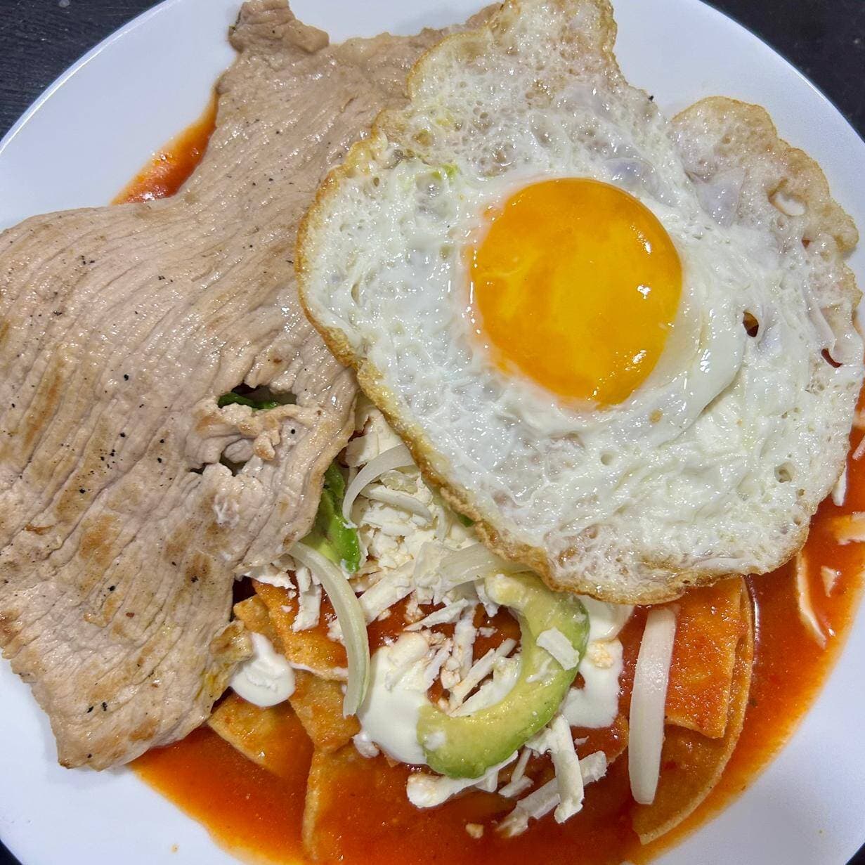 Chilaquiles Rojos con Bistec y Huevo